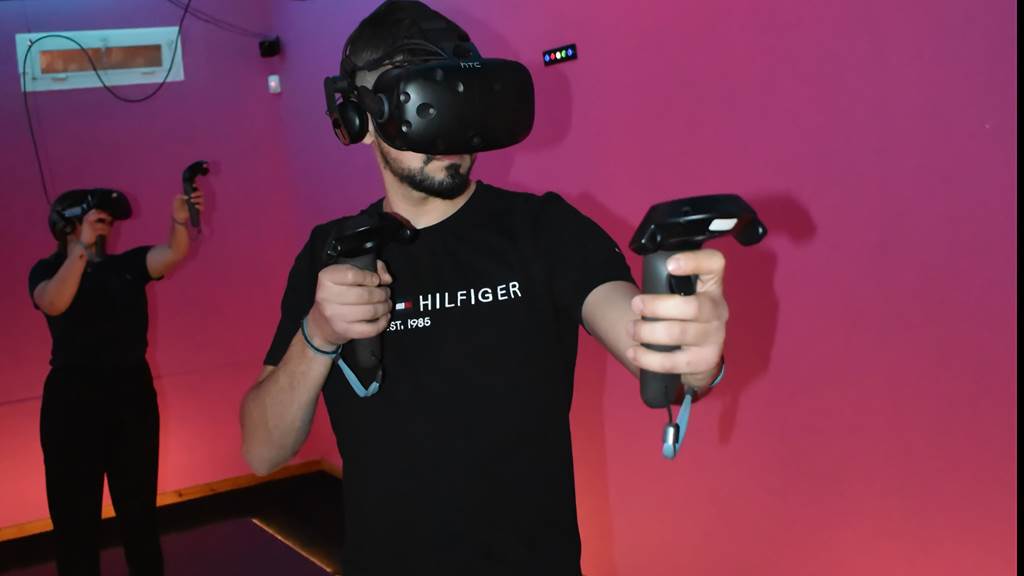 VR escape games team photo